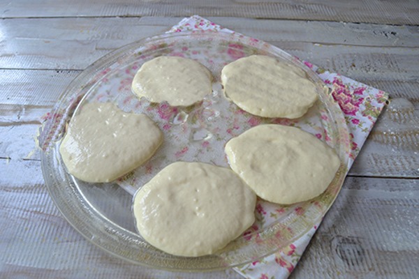 Оладьи из прокисшего молока. Как приготовить пышные, тонкие и вкусные. Фото