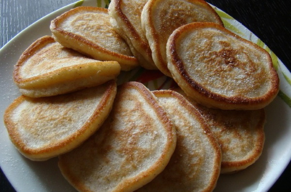 Оладьи из Снежка. Рецепт пышные без яиц с яблоками, дрожжами, бананом, разрыхлителем, корицей