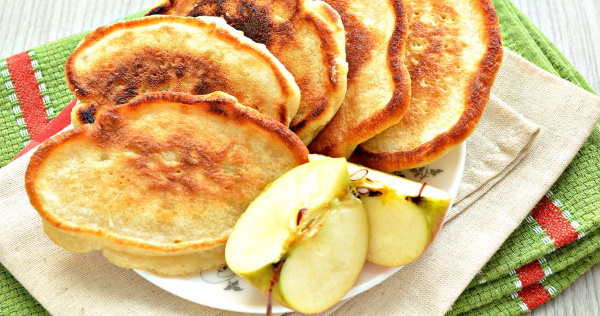 Оладьи из яблок. Рецепты быстро и вкусно на кефире, молоке, воде, простокваше