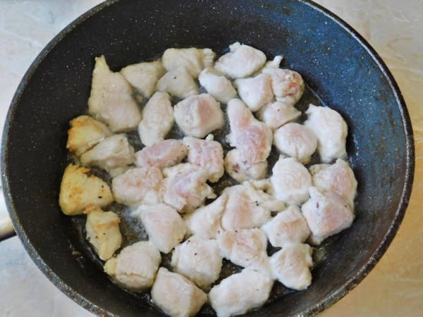 Курица с макаронами в духовке. Рецепт с сыром, майонезом, помидорами, сливками
