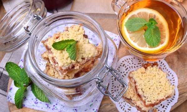Печенье с вареньем и посыпанное сверху крошкой. Рецепт с фото