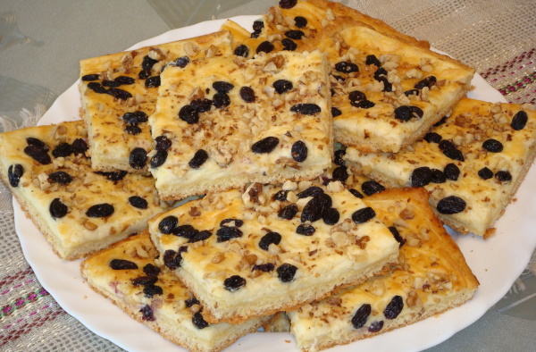 Пироги с изюмом на молоке, сметане, кефире. Рецепты в духовке