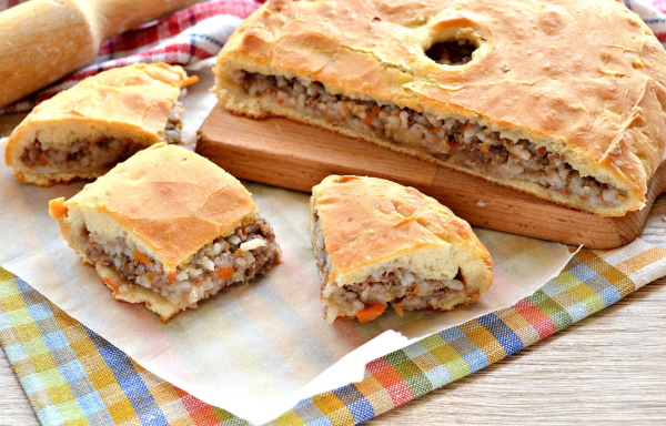 Пироги с рисом и яйцом в духовке, мультиварке. Рецепт из слоеного, дрожжевого, готового теста