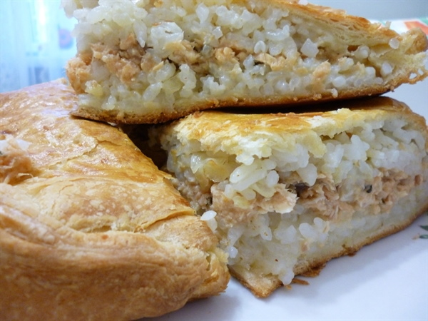Пироги с рисом и яйцом в духовке, мультиварке. Рецепт из слоеного, дрожжевого, готового теста