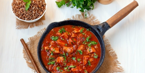 Подливка для гречки. Рецепт с мясом, курицей, котлетами, томатной пастой