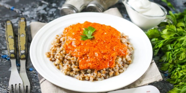 Подливка для гречки. Рецепт с мясом, курицей, котлетами, томатной пастой