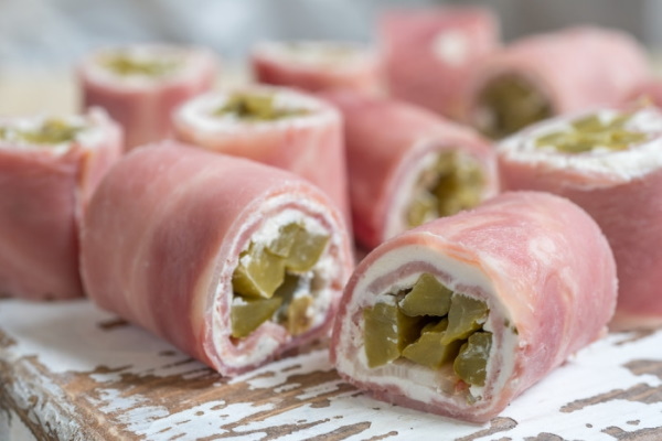 Рулеты из ветчины с сыром и чесноком. Рецепты с яйцом, грецким орехом, черносливом, огурцом