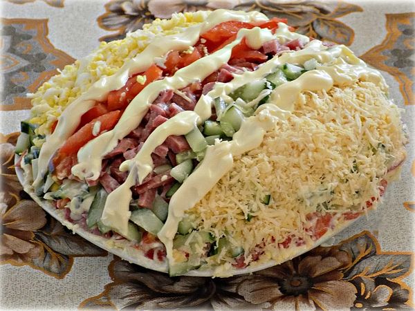 Салат Елисейские поля. Рецепты с колбасой сырокопченой, курицей. Фото