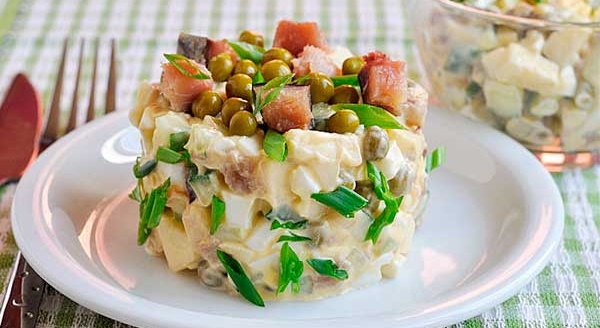 Салат из копченой рыбы горячего копчения, холодного с картофелем, яйцом, рисом, солеными огурцами. Рецепт пошагово