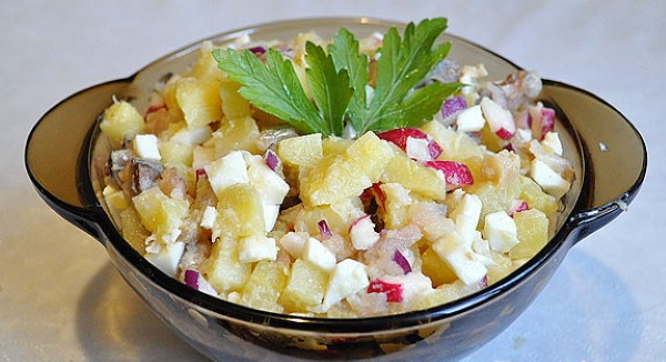 Салат из копченой рыбы горячего копчения, холодного с картофелем, яйцом, рисом, солеными огурцами. Рецепт пошагово