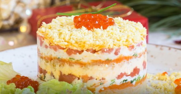 Салат из красной рыбы соленой. Рецепт слоями простой с картошкой, помидорами, сыром, авокадо, рисом