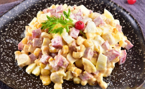 Салат из кукурузы консервированной, яиц, огурца, колбасы, крабовых палочек, фасоли, горошка. Рецепты