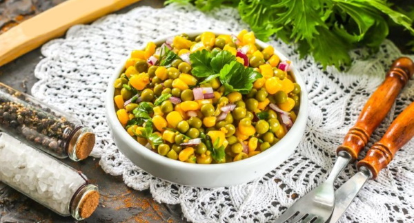 Салат из кукурузы консервированной, яиц, огурца, колбасы, крабовых палочек, фасоли, горошка. Рецепты