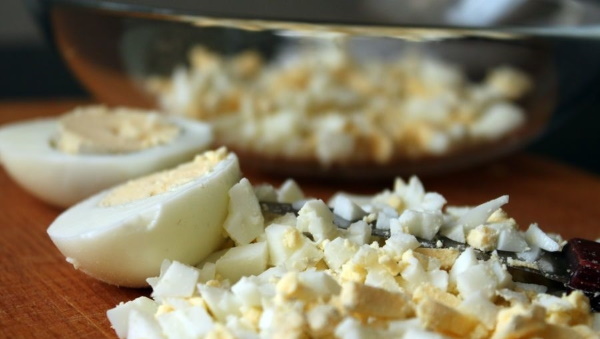 Салат из кукурузы консервированной, яиц, огурца, колбасы, крабовых палочек, фасоли, горошка. Рецепты