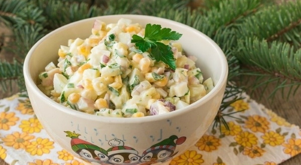 Салат из кукурузы консервированной, яиц, огурца, колбасы, крабовых палочек, фасоли, горошка. Рецепты