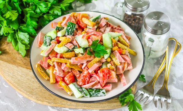 Салат из кукурузы консервированной, яиц, огурца, колбасы, крабовых палочек, фасоли, горошка. Рецепты