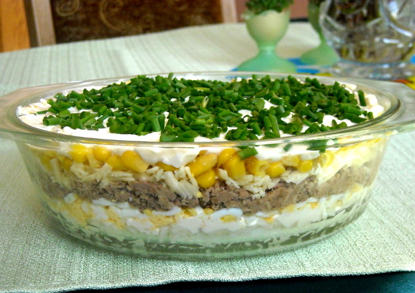 Салат из кукурузы консервированной, яиц, огурца, колбасы, крабовых палочек, фасоли, горошка. Рецепты