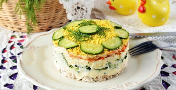 Салат Курочка Ряба с ананасом, курицей, грибами, грецким орехом, черносливом, классический. Рецепты