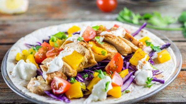 Салат Мексиканский с курицей и болгарским перцем, фасолью, морковью, кетчупом, копченой колбасой. Рецепт