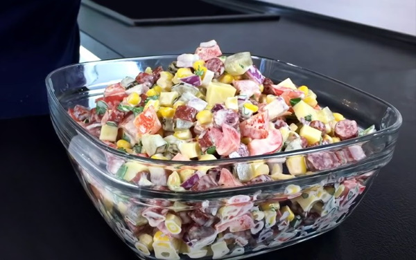Салат Мексиканский с курицей и болгарским перцем, фасолью, морковью, кетчупом, копченой колбасой. Рецепт
