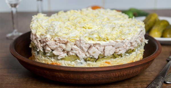 Салат Мельник с грибами и курицей. Рецепты с фото