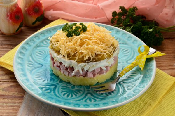Салат Мужской каприз. Рецепт классический с говядиной, курицей, маринованным луком пошагово с фото