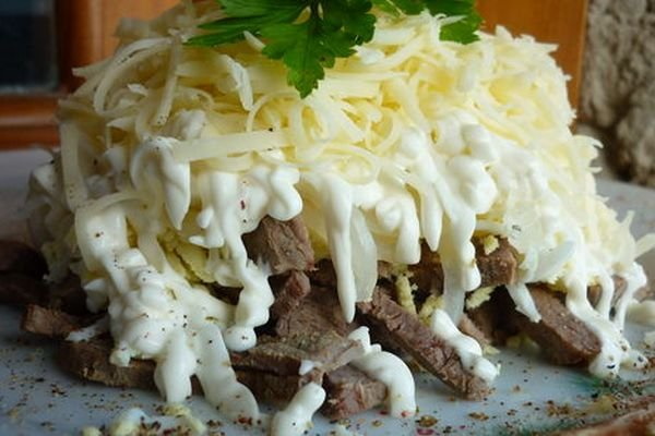 Салат Мужской каприз. Рецепт классический с говядиной, курицей, маринованным луком пошагово с фото