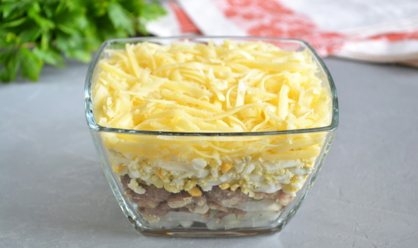 Салат Мужской каприз. Рецепт классический с говядиной, курицей, маринованным луком пошагово с фото
