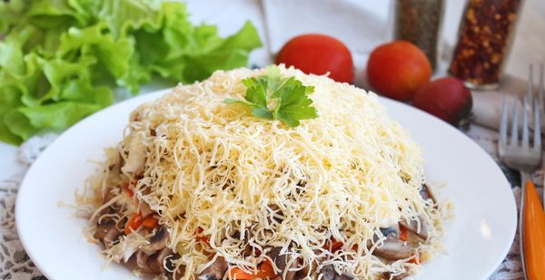 Салат Петровский. Классический рецепт с курицей, грибами, говядиной, капустой, рыбой, языком, редькой