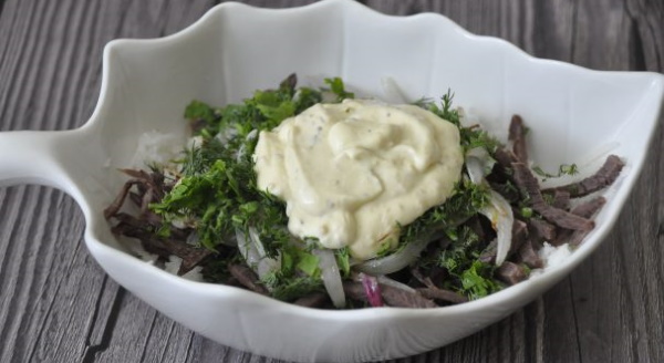 Салат Петровский. Классический рецепт с курицей, грибами, говядиной, капустой, рыбой, языком, редькой