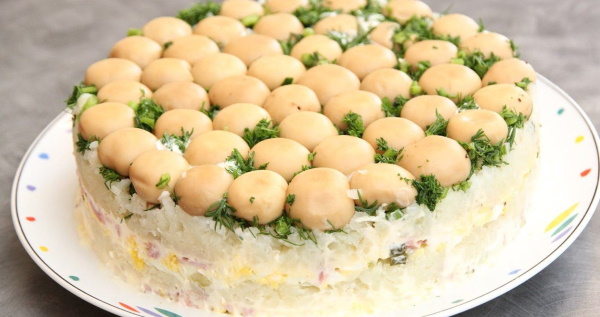 Салат Полянка с шампиньонами и курицей. Рецепты с фото