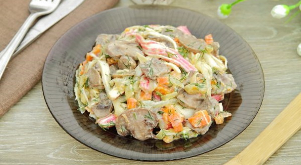 Салат постный с крабовыми палочками, рыбой, фасолью, грибами, кальмарами. Рецепты