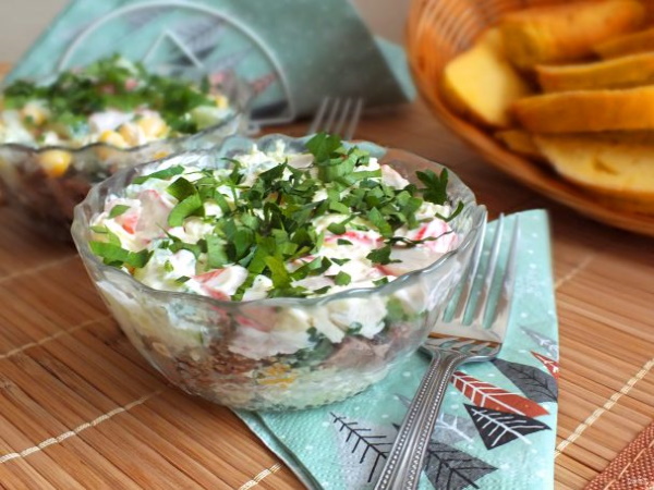 Салат постный с крабовыми палочками, рыбой, фасолью, грибами, кальмарами. Рецепты