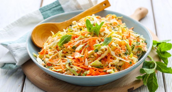 Салаты с капустой и яблоком. Рецепты с морковью, огурцом, кукурузой