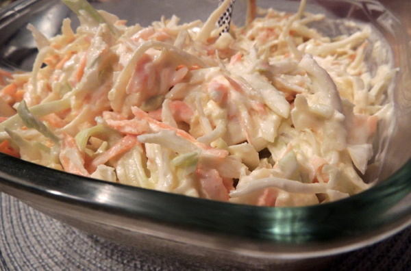 Салаты с капустой и яблоком. Рецепты с морковью, огурцом, кукурузой