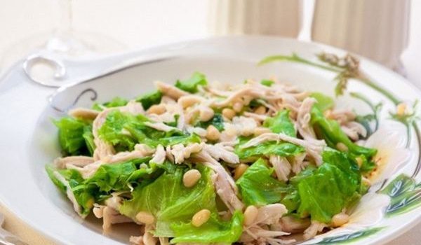 Салат с кедровыми орешками. Рецепт легкий, вкусный с черносливом, виноградом, курицей, ананасами, листьями салата