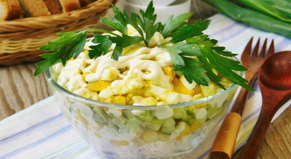 Салаты с куриной грудкой и огурцами свежими, кукурузой, яйцом, помидорами, черносливом