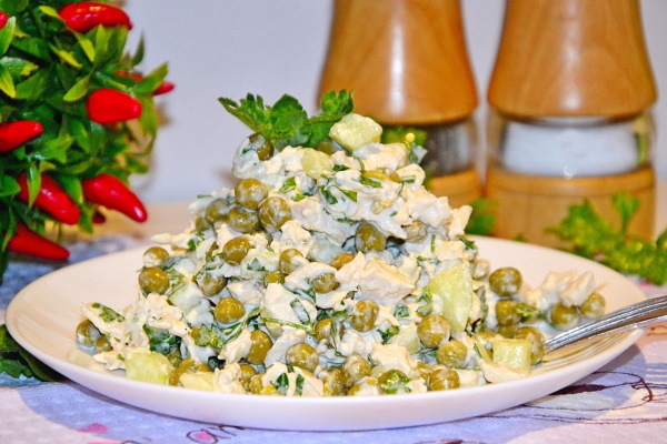 Салаты с куриной грудкой и огурцами свежими, кукурузой, яйцом, помидорами, черносливом