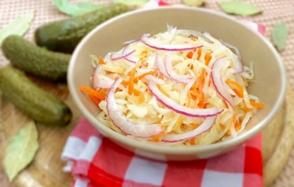 Салаты с квашеной капустой. Рецепты с картошкой, огурцом, горошком