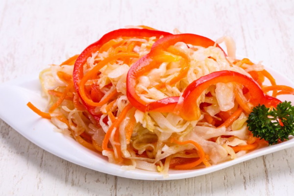 Салаты с квашеной капустой. Рецепты с картошкой, огурцом, горошком