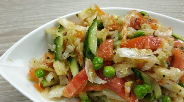 Салаты с квашеной капустой. Рецепты с картошкой, огурцом, горошком