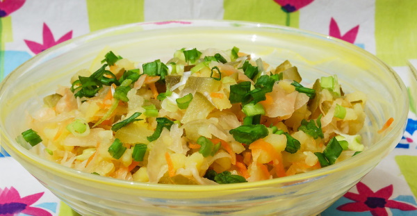 Салаты с квашеной капустой. Рецепты с картошкой, огурцом, горошком