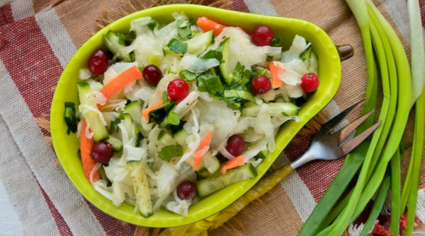Салаты с квашеной капустой. Рецепты с картошкой, огурцом, горошком
