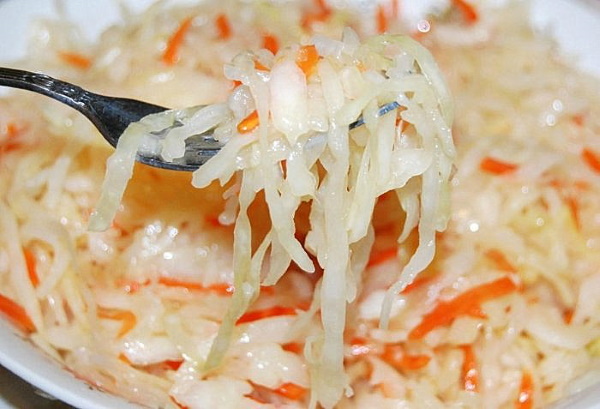 Салаты с квашеной капустой. Рецепты с картошкой, огурцом, горошком