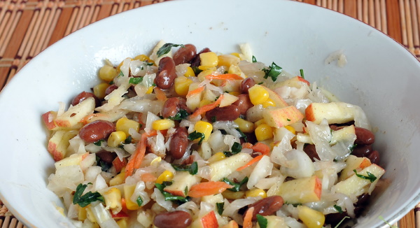 Салаты с квашеной капустой. Рецепты с картошкой, огурцом, горошком