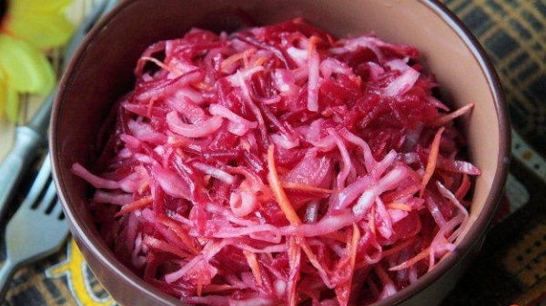 Салаты с квашеной капустой. Рецепты с картошкой, огурцом, горошком
