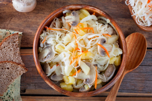 Салаты с квашеной капустой. Рецепты с картошкой, огурцом, горошком