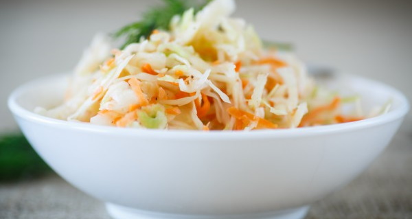 Салаты с квашеной капустой. Рецепты с картошкой, огурцом, горошком