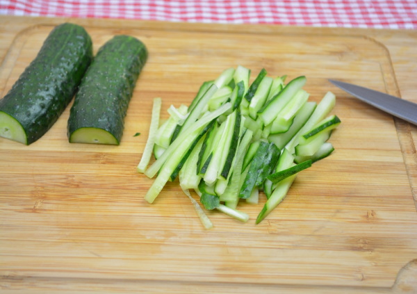 Салат с пекинской капустой и огурцом, помидором, яйцом, горошком. Рецепт