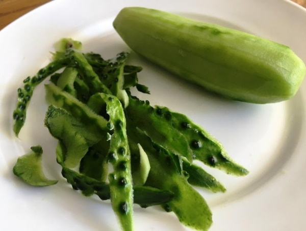 Салат с пекинской капустой и огурцом, помидором, яйцом, горошком. Рецепт